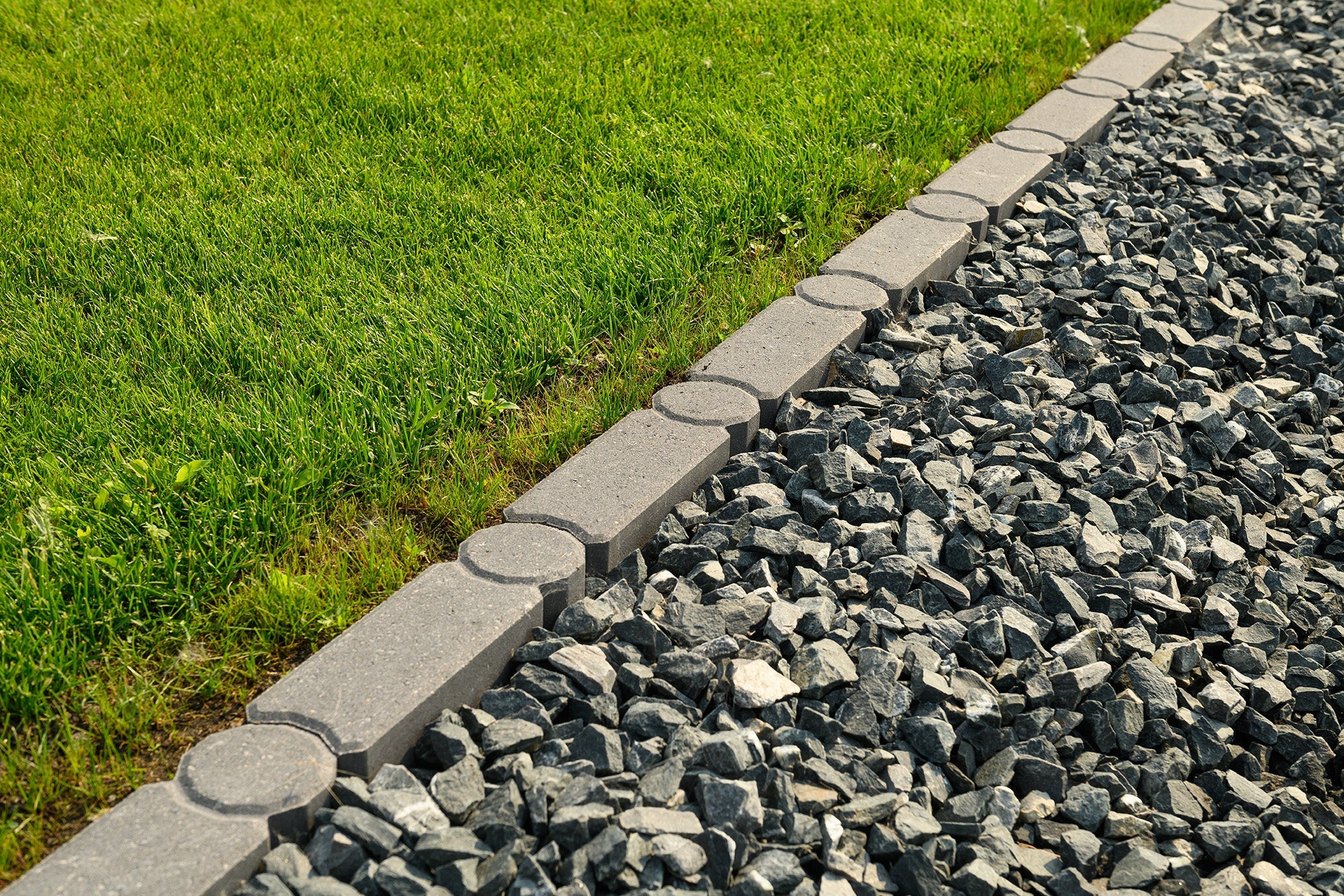 Curbs and Edgers | Lockstone Yard & Patio Centre